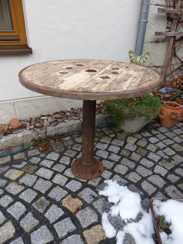 schöner Tisch mit Holzplatte und Gusseisen Fuss in Mupperg