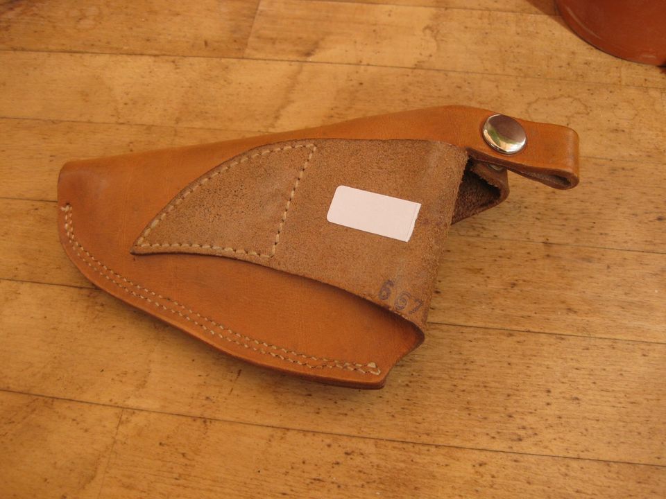 Holster aus dickem Rindleder, 19cm, mit Sicherungsclip, wenig geb in Söhlde