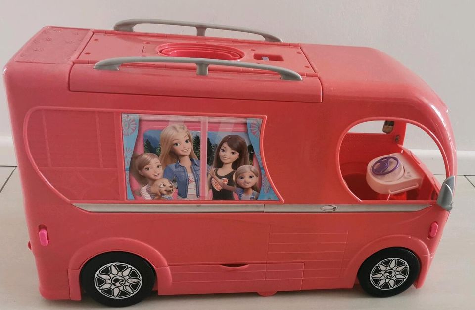 Barbie Wohnmobil / Camper mit Rutsche und Pool in Eiterfeld