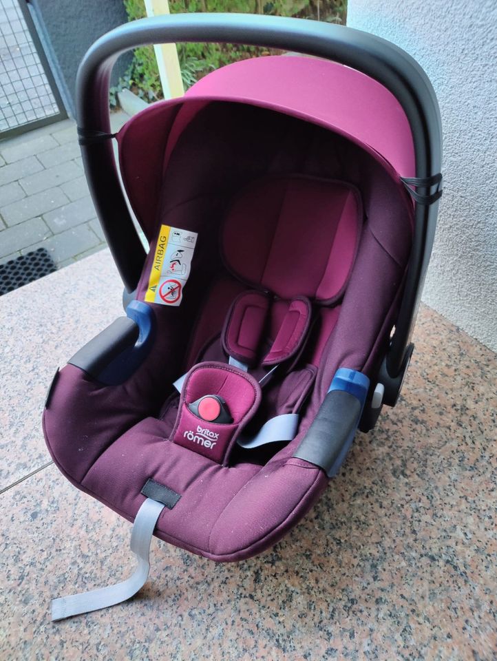 Babyschale Autoschale Britax Römer Babysafe 2 i-size Autositz in Solingen