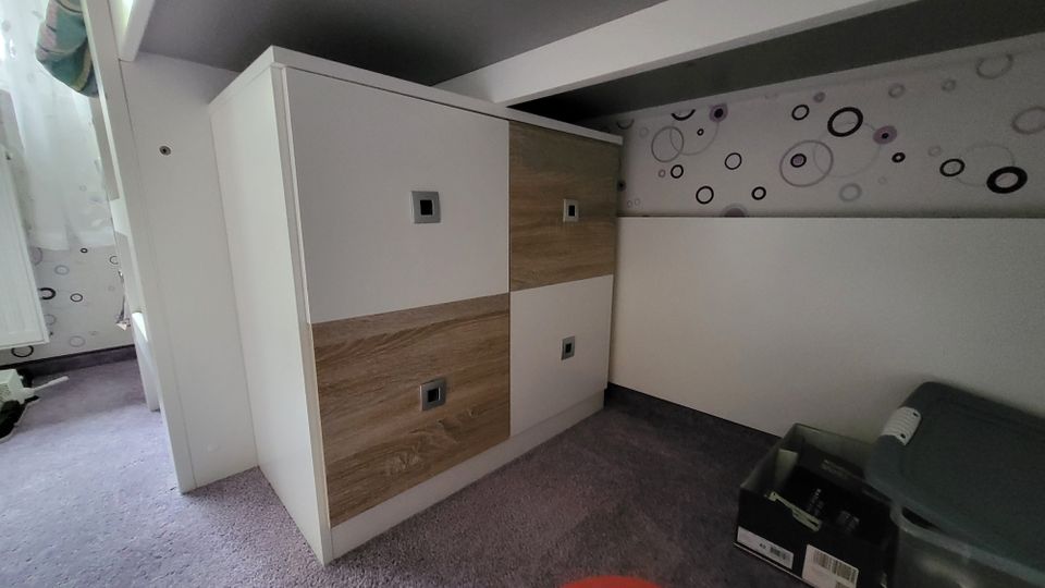 Hochbett mit Unterschrank für Kinder in Halle