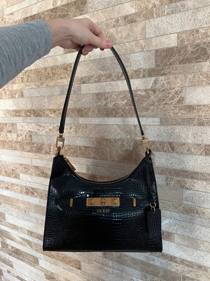 Guess Schultertasche im Croc Stil schwarz in Senden