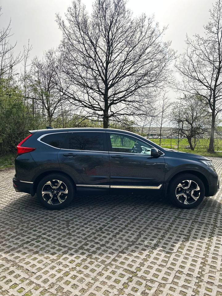 Honda CR-V 2019 1.5 ELEGANCE 4WD AHK 8-fach bereift Apple Android in Görlitz