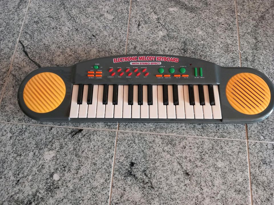 Electronic Melody Keyboard in Nittel