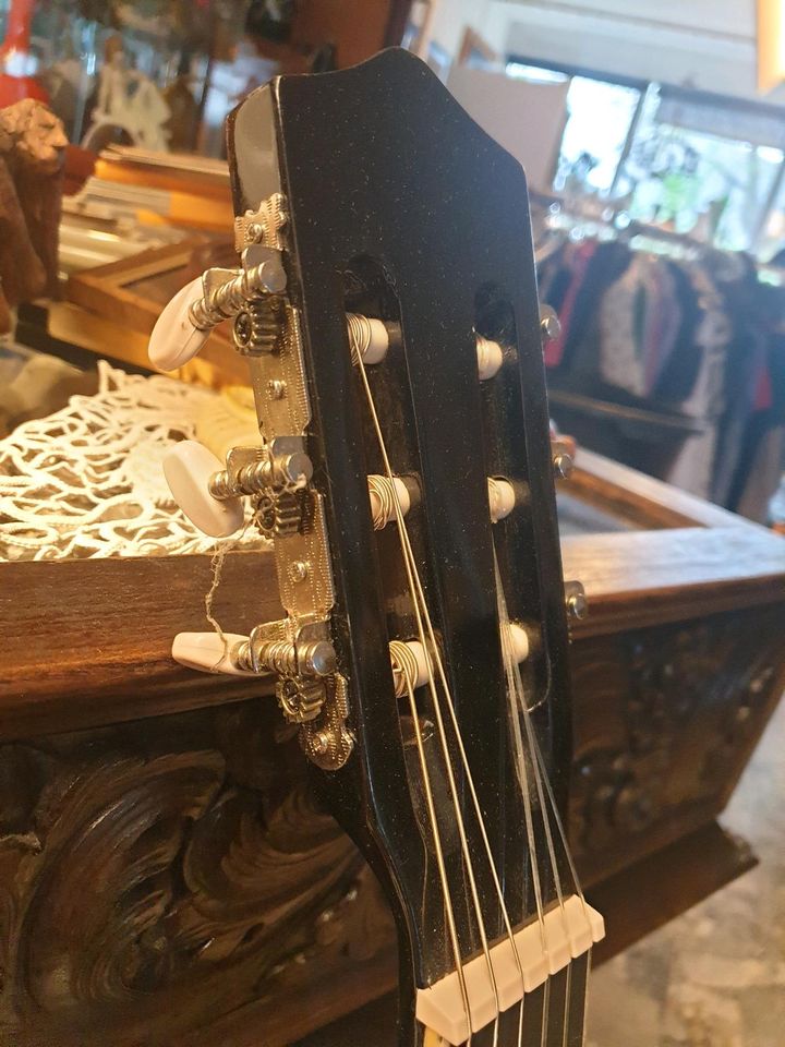 24166FS Tolle schwarze Gitarre Konzertgitarre guter Zustand in Augsburg