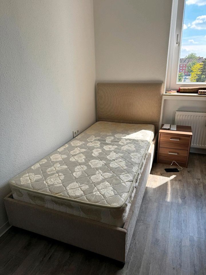 Bett mit Matratze in Hannover
