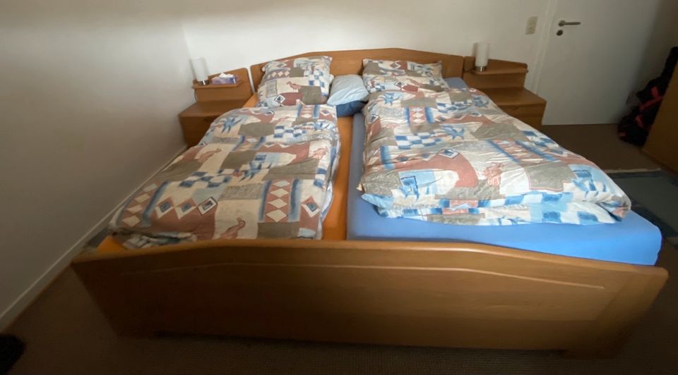 Schlafzimmer Doppelbett,, Kommode, Nachttische, Buche in Herborn