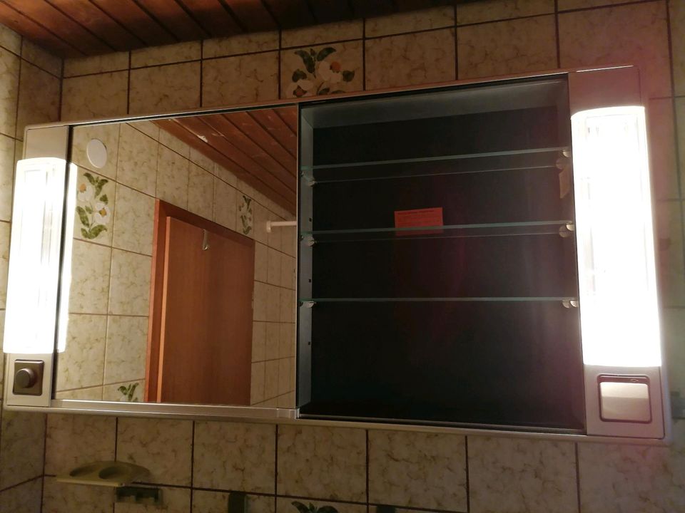 Badezimmer Spiegelschrank mit Beleuchtung in Tauberbischofsheim