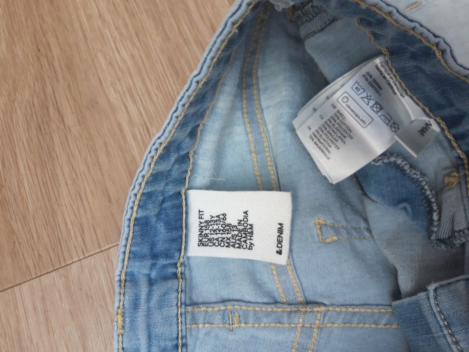 Jeansbermuda, kurze Jeanshose H&M skinny Gr. 158 in Winden