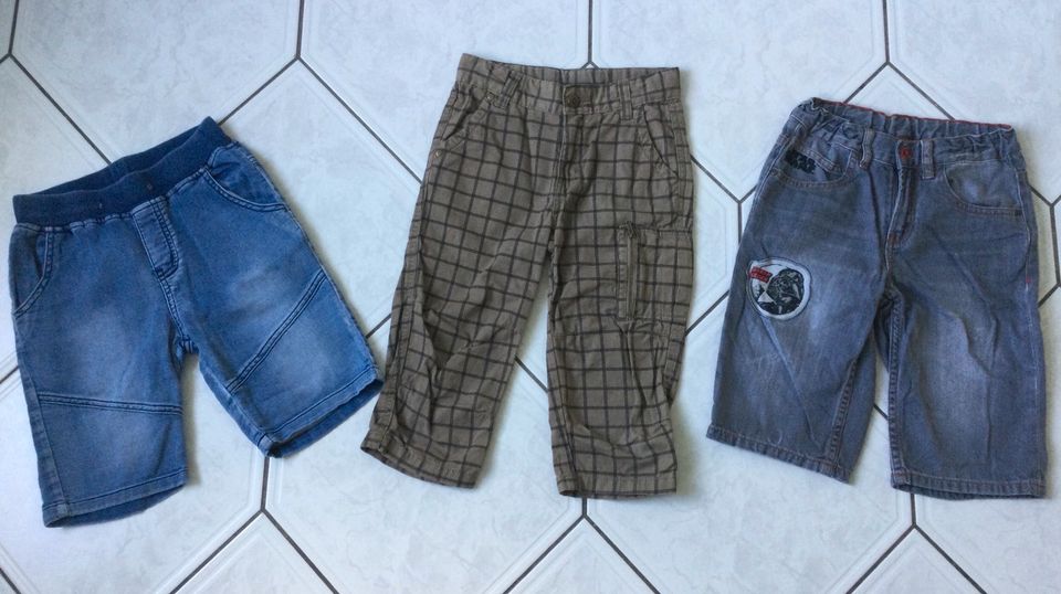 Drei Hosen, kurz, Gr. 128, zusammen 5 Euro in Senftenberg