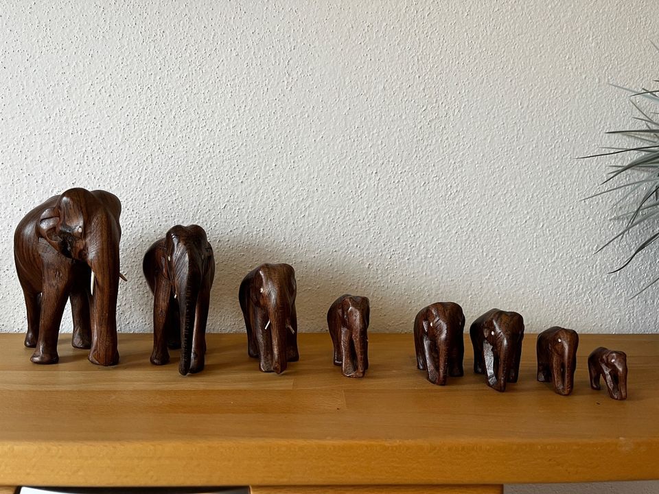 Elefantenherde aus Holz in Moosburg a.d. Isar