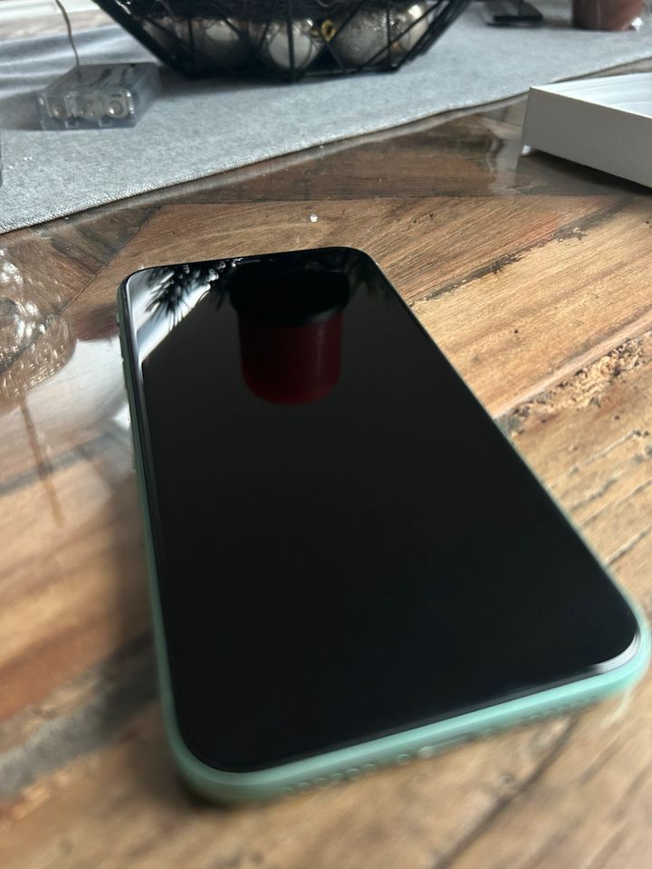 iPhone 11 128gb mit Schutzhülle und Panzerglas in Emden