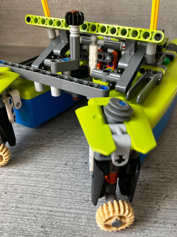 Lego Technic Katamaran 42105 Hubschrauber Boot 3-1 Set-komplett in Fulda
