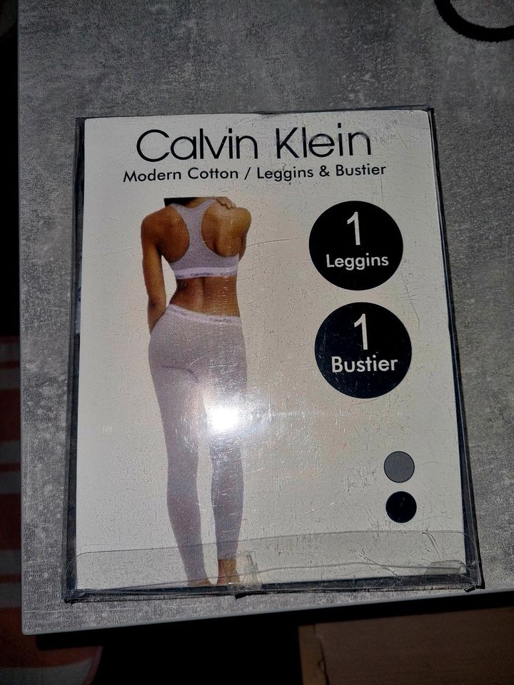 Leggins und Bustier von Calvin Klein in Köln