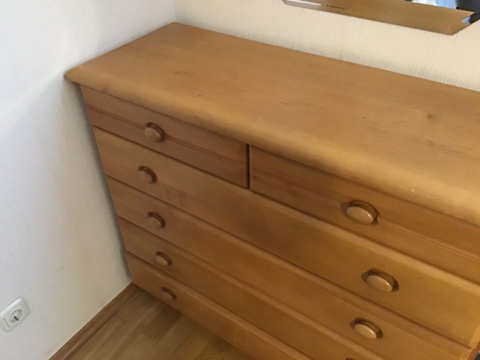 Schlafzimmer Kleiderschrank, Bett, Kommode, massive Fronten Erle in Süderholz