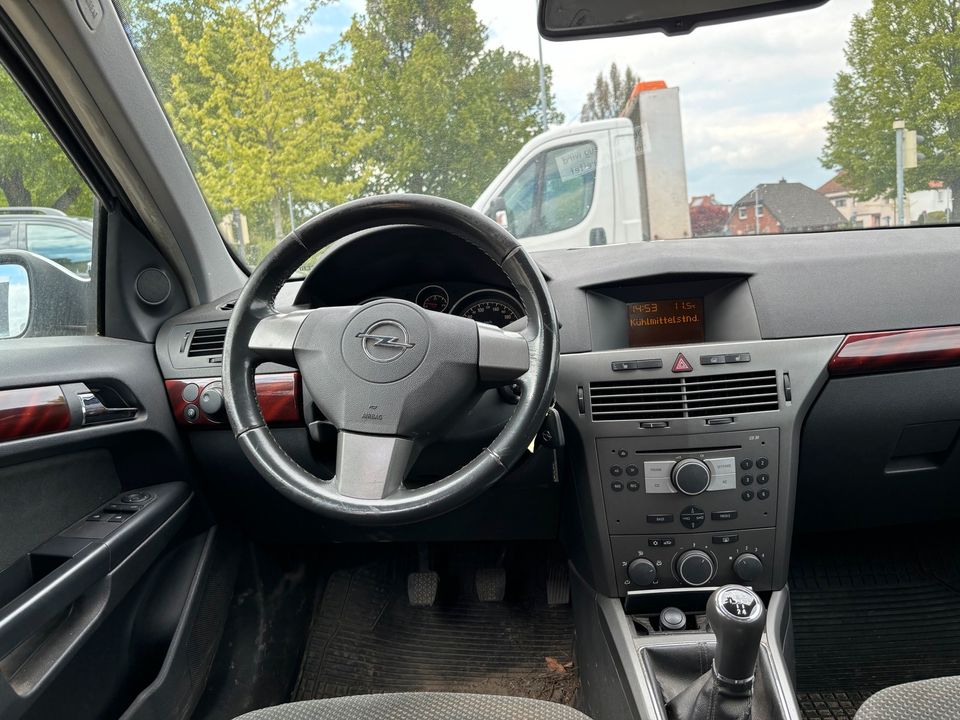 Opel Astra 1.8 Benziner in Magdeburg