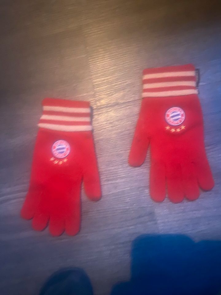 FC Bayern Trikots Hosen Basecap Cap Flex Fit Handschuhe Konvolut in Hagenow