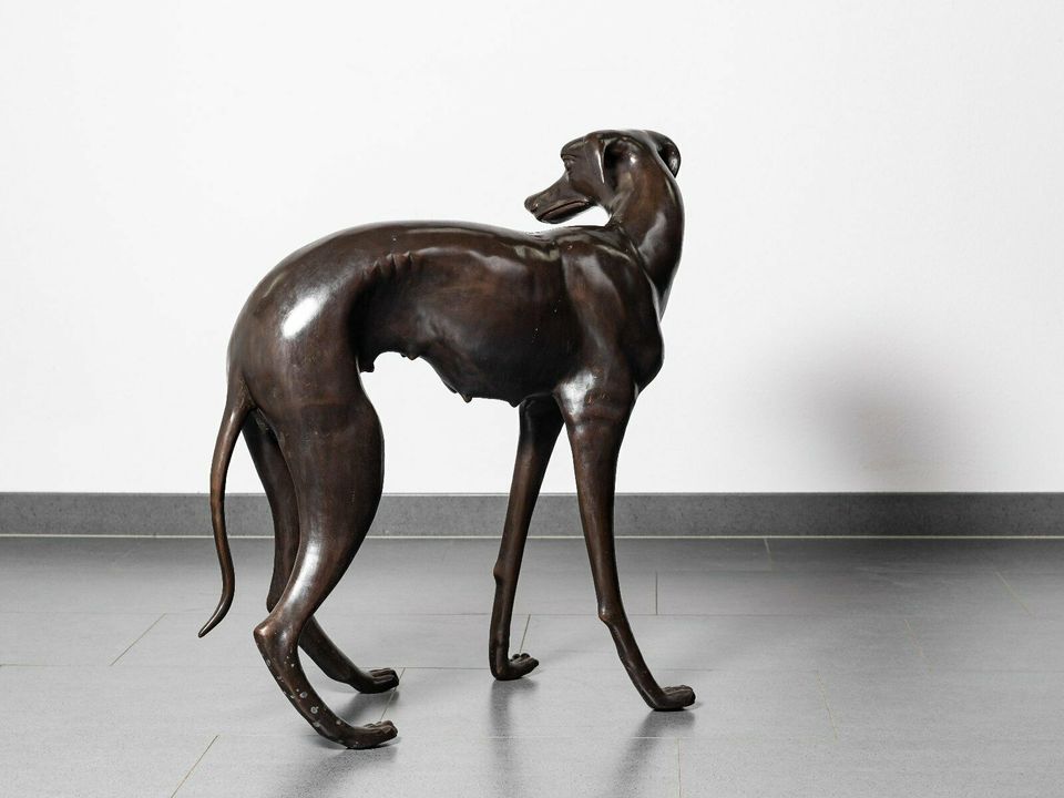 Bronze Skulptur Figur Hunde Paar Windhund Dog animal in Lage