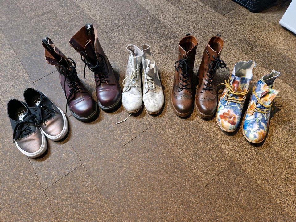 Diverse Schuhe in Hechthausen