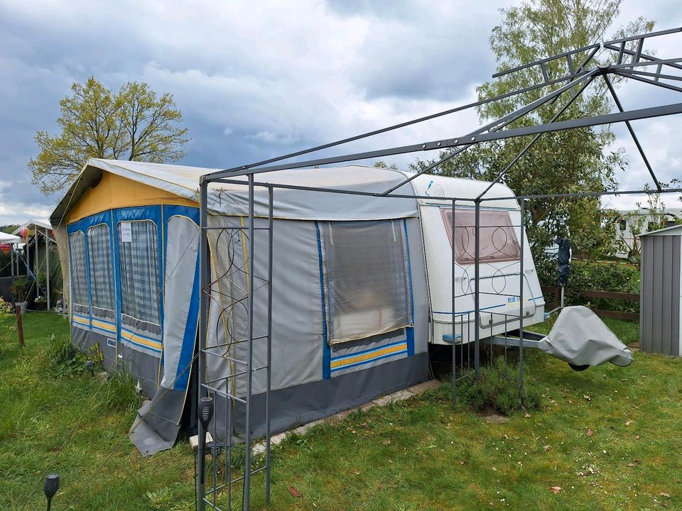 Wohnwagen auf Campingplatz am Hardausee in Braunschweig