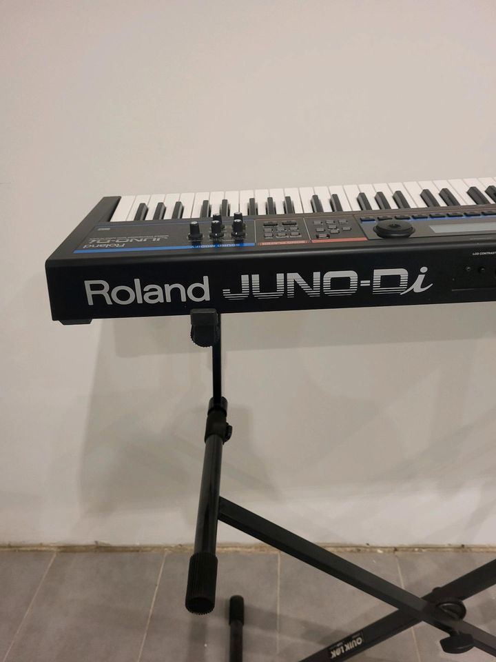 Roland juno di synthesizer keyboard piano in Köln