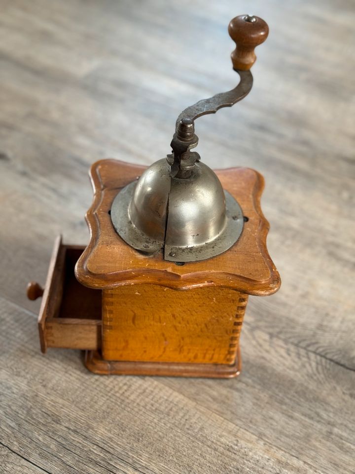 Kaffeemühle antik Holz in Leipzig