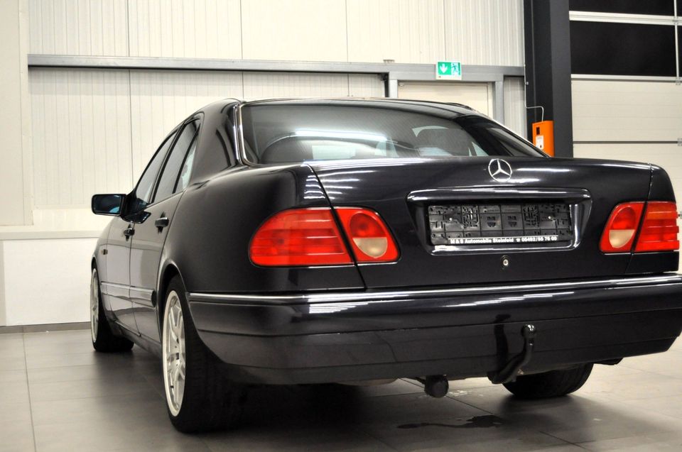 Mercedes-Benz E 320 AVANTGARDE / SCHIEBEDACH / XENON / AHK in Steinfeld