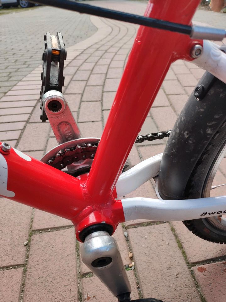 Woom 4 rot Kinderfahrrad 20 Zoll *mit Zubehör* in Berlin