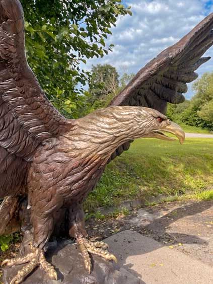 Imposanter, überlebensgroßer Adler aus Bronze sucht neuen Wirkung in Balve