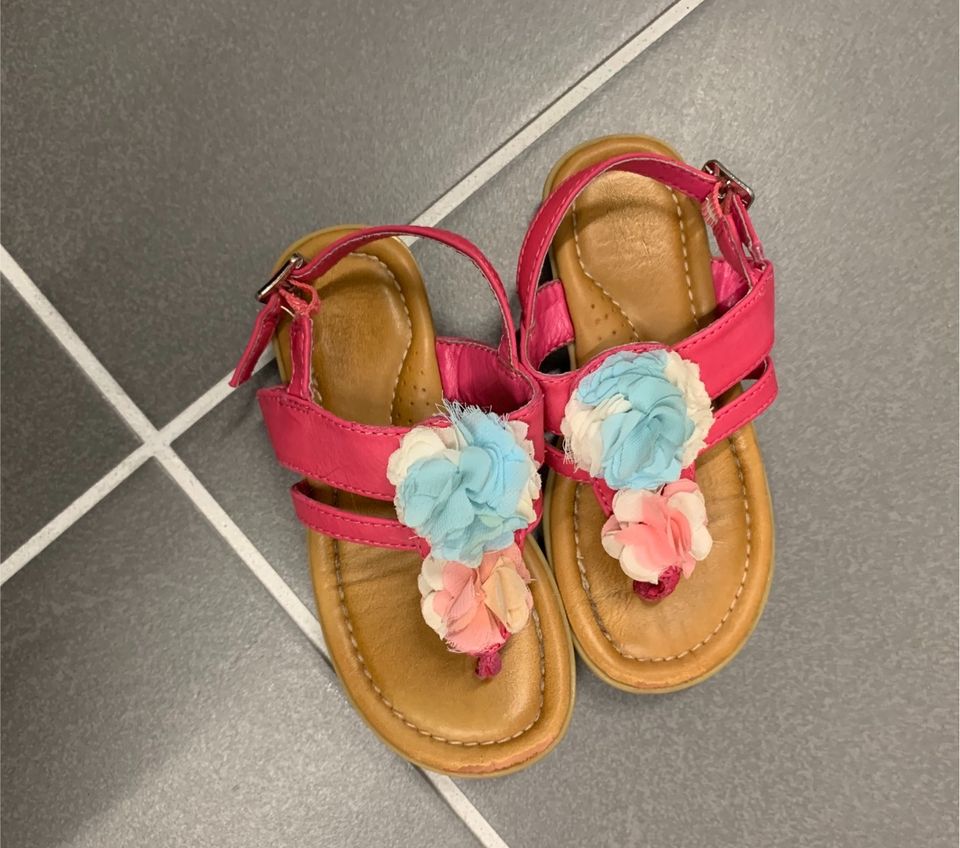 ☘️ Süße Sandalen Gr 25 Zehentrenner Mädchen pink Blümen in Dorsten