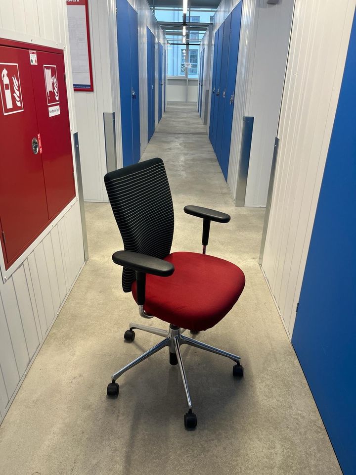 Vitra T-Chair Designer Bürostuhl - Rot und schwarz-weiß gestreift in München