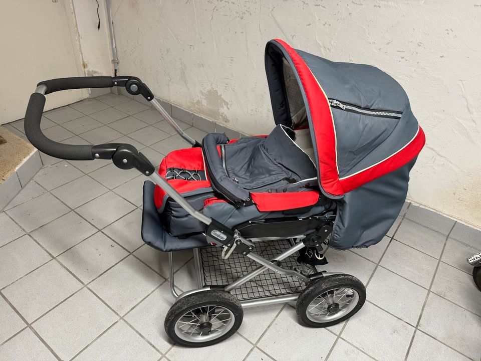 Emmaljunga Kinderwagen grau/rot in Renningen