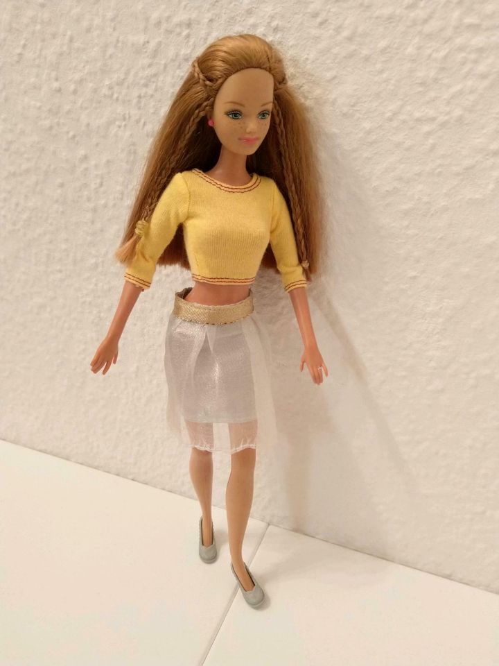 Barbie Anziesachen Klamotten Kleider 15 Pro Kleidung in Berlin