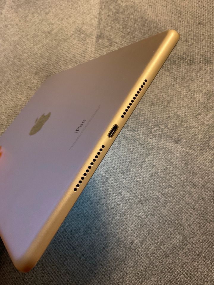 iPad Apple MPGT2LL/A 9.7" iPad 5th Gen Wi-Fi 32GB Gold in Nürnberg (Mittelfr)