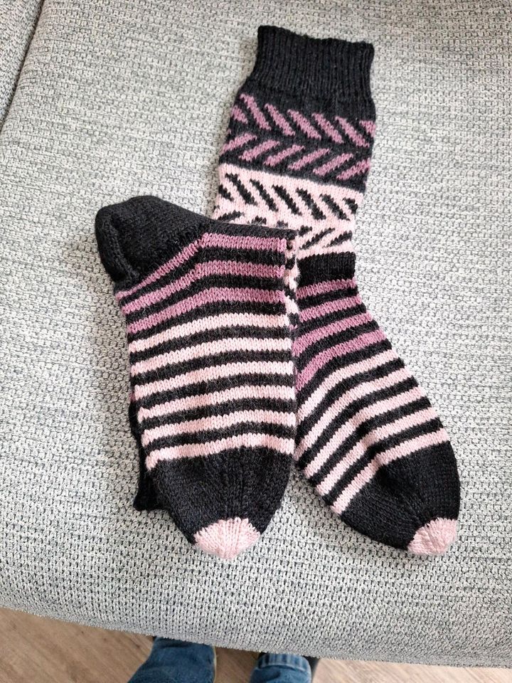 Handgestrickte Socken Größe 40/41 in Gronau (Leine)