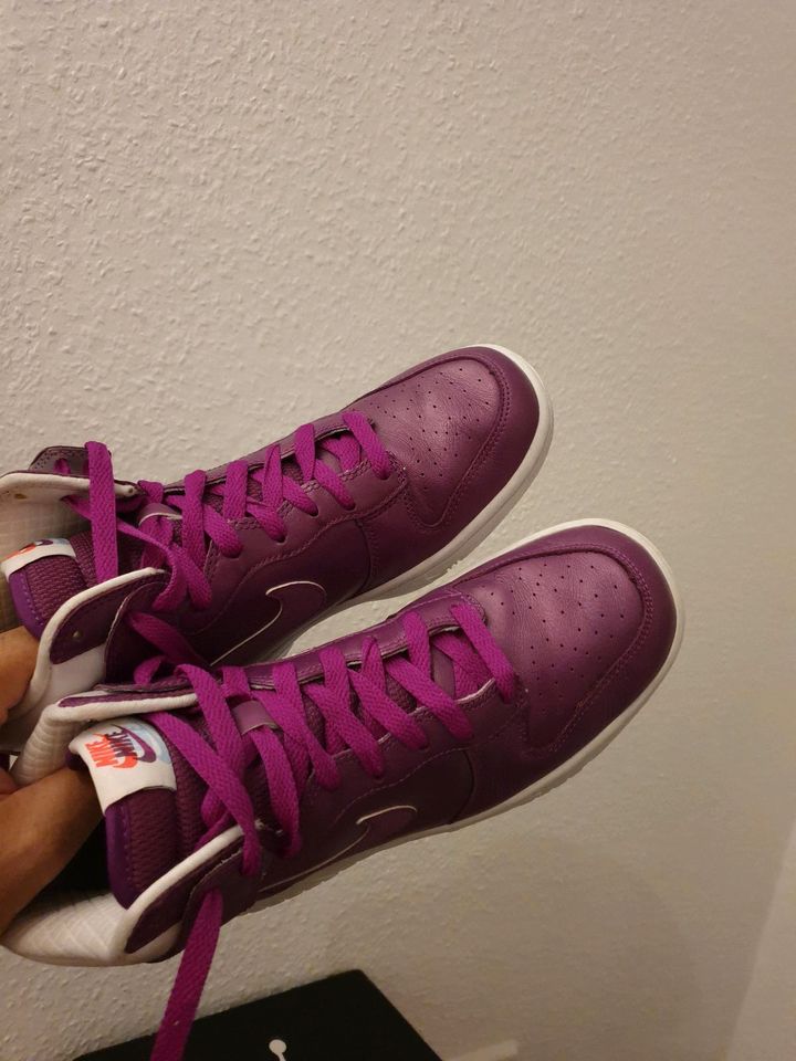 Nike Womens Dunk High Purple Metallic Grösse 40.5 rare in Berlin