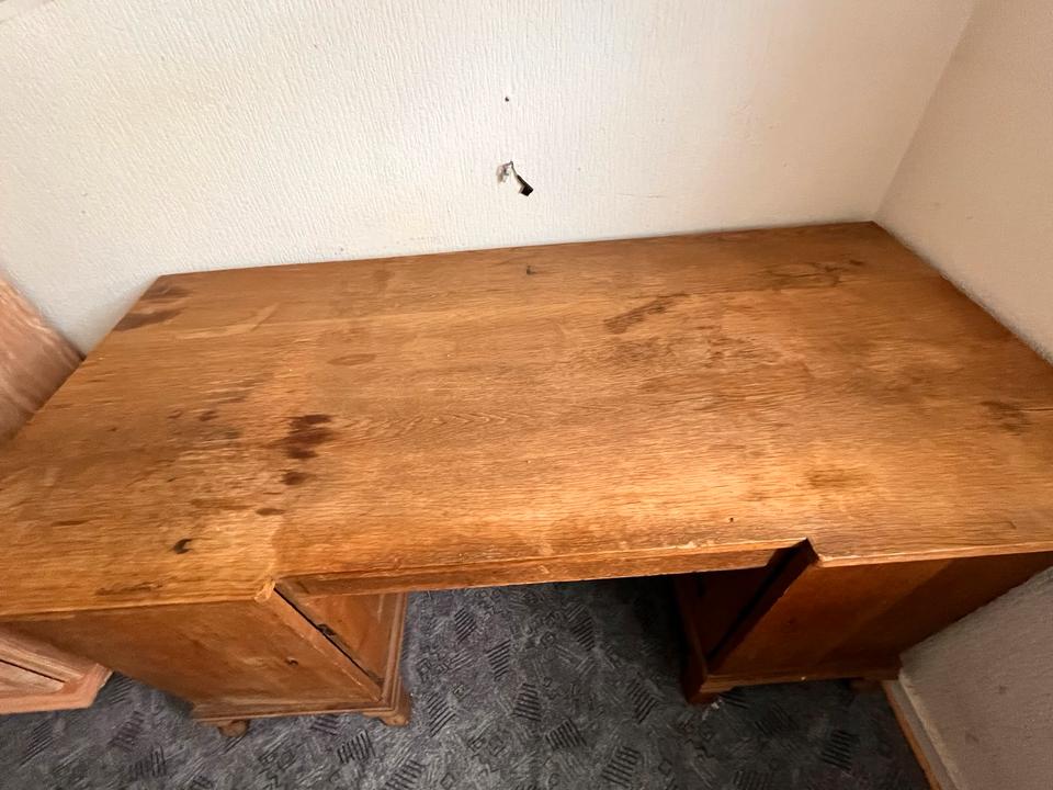 Alter Schreibtisch / unbehandeltes Holz zu verschenken in Nordrhein