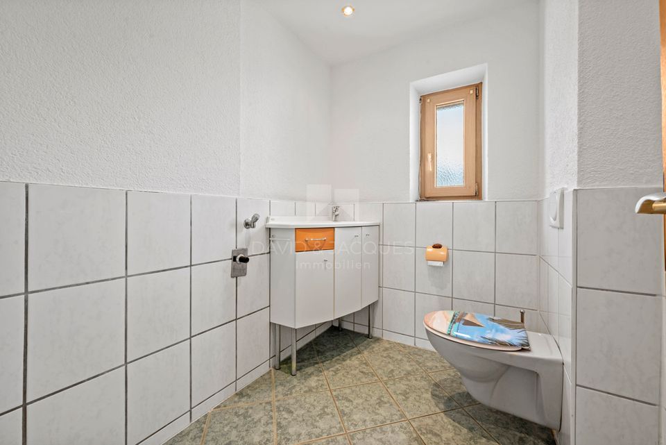 Sofort bezugsfrei: Zweifamilienhaus mit Sonnenbalkon, Terrasse und Pool in Niedertaufkirchen