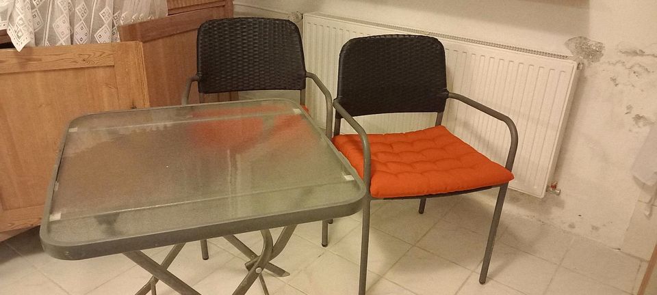 2 Gartenstühle mit Polster Metallstühle, Kunststoffgeflecht Tisch in Lüneburg