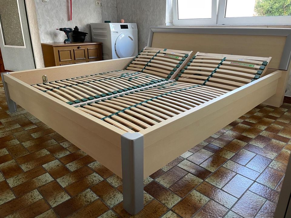 Doppelbett 200x180cm mit verstellbarem Lattenrost in Rabenau