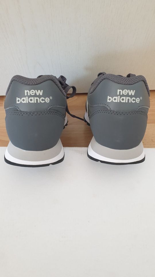 NEU - New Balance Unisex Sneaker Schuhe grau Gr. 40 in Langenselbold
