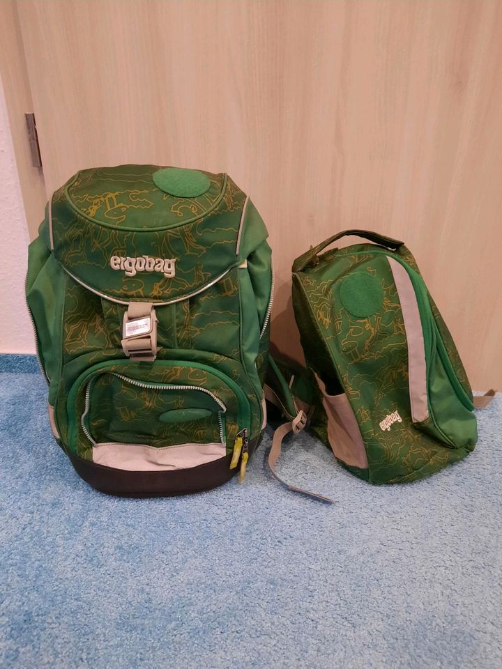 Ergobag Schulranzen und kleiner Sportrucksack in grün in Berlin