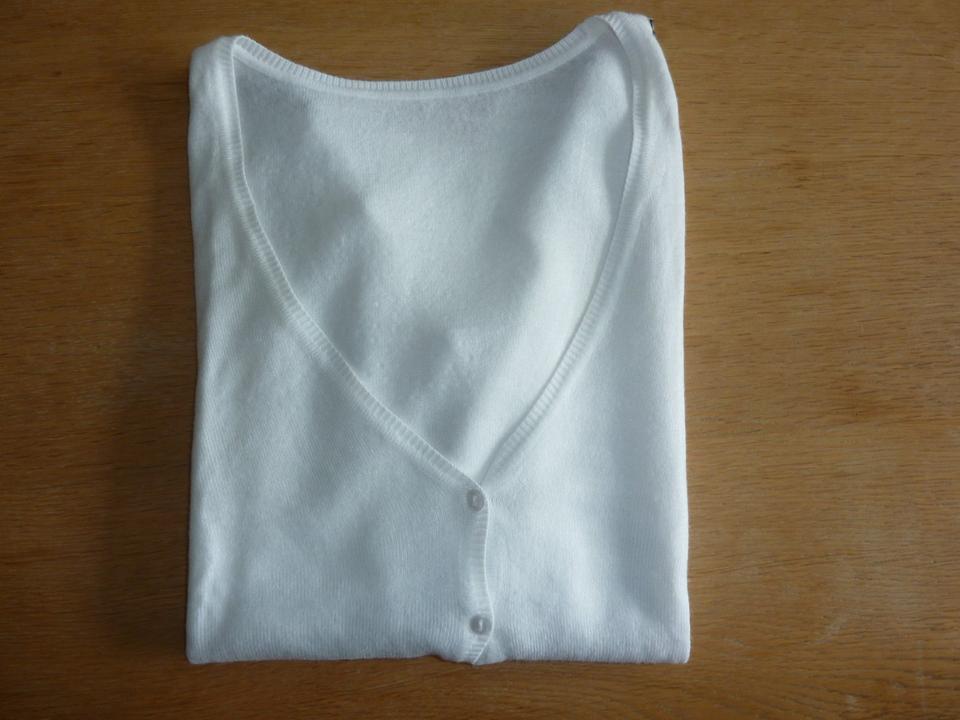 DAMEN STRICKJACKE  - CA. GR. 40 - WOLLWEIß MIT ZAHLREICHEN PERLEN in Düsseldorf