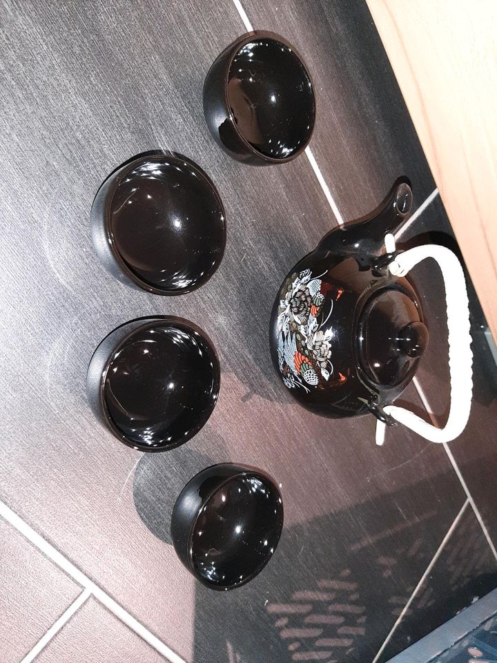 Ein schönes schwarzes hübsches Tee-Set in Eiterfeld