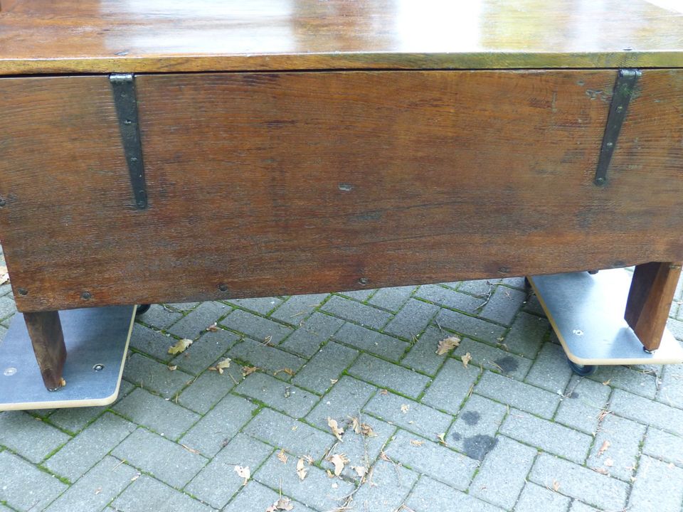 Antike Erbacher Eichen-Truhe mit 6-Planken (spät-mittelalterlich) in Aßlar