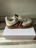 Beigefarbene Sneaker mit Bordeaux-Detail – neu & bequem – Gr. 37 Hessen - Neu-Isenburg Vorschau