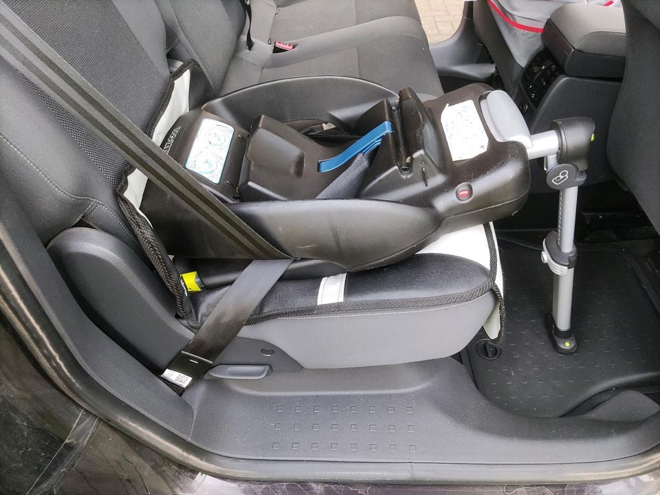 Maxi Cosi-Babyschale mit Isofix-Station "EasyFix" in Berlstedt