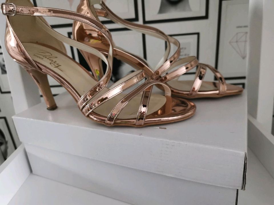 Braut Hochzeit Schuhe Gürtel Haar Schmuck rosegold in Boffzen