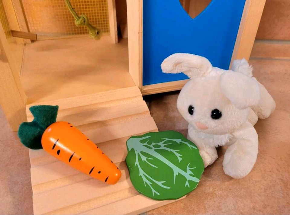 Spielzeug Hasenstall Kaninchenstall Holz Stofftier mit Zubehör in Jüchen