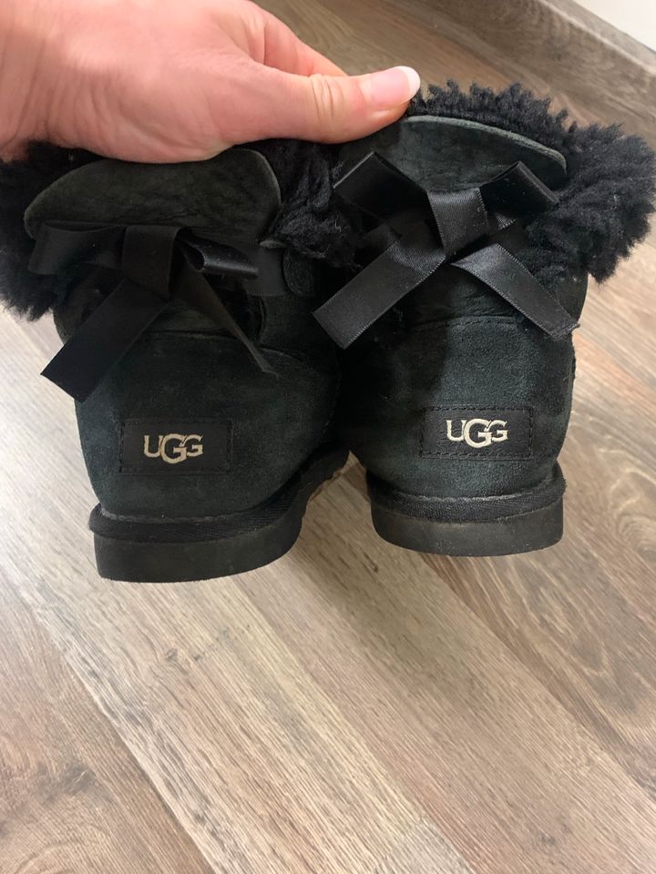 UGG Boots schwarz Größe 33,5 in Frankfurt am Main